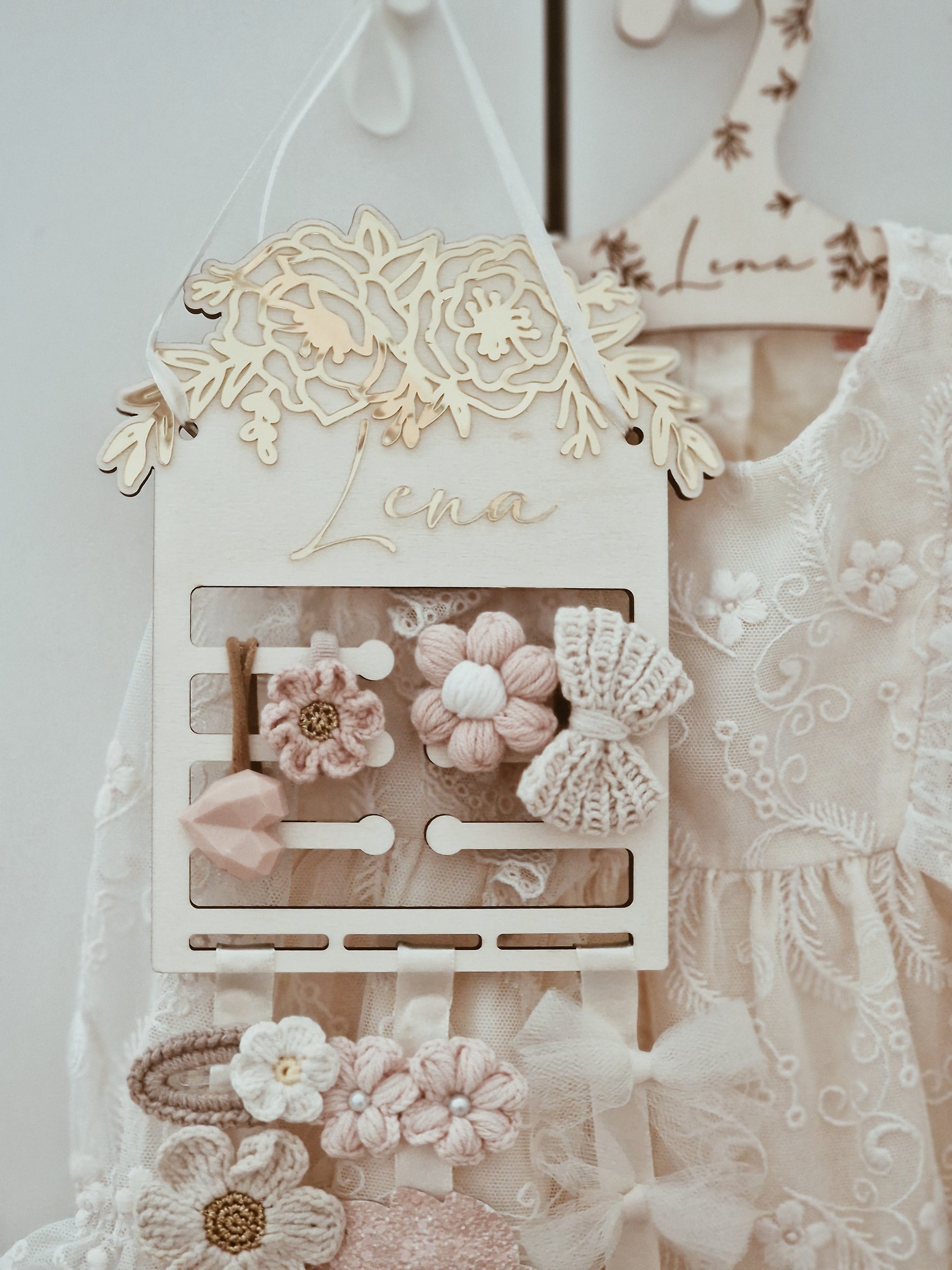 Kombinacija Lesa in Akrilnega Stekla: Zakaj je Ta Kombinacija Postala Trend