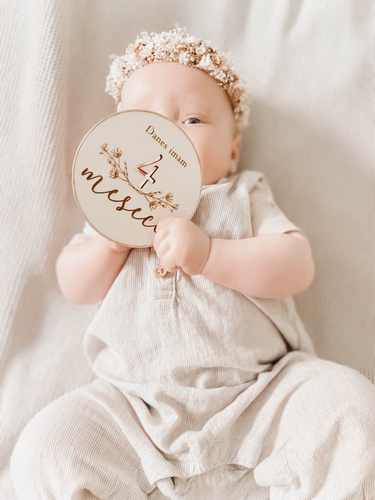 Kartice mejnikov ali milestone kartice iz visoko kakovostnega lesa, za beleženje pomembnih mejnikov v otrokovem prvem letu.