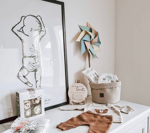 Lesene oznanitvene kartice z ljubkimi zapisi, idealne za razkritje veselih novic o prihodu novega družinskega člana.