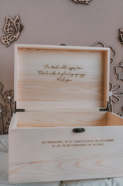 Notranjost pokrova škatle na katerem je graviran verz malega princa