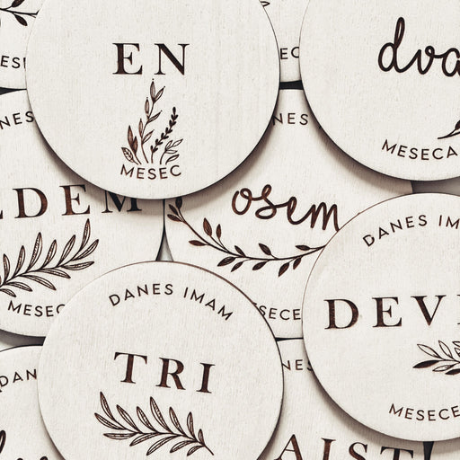 Kartice mejnikov - lesene milestone kartice Čarli - Meraki's Shop