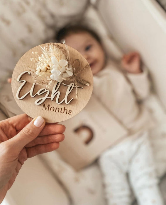 Beleženje osme mesečnice deklice