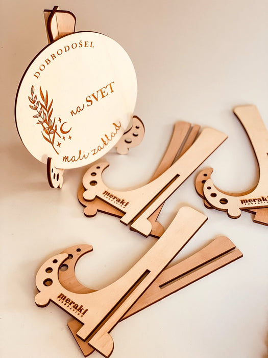 Leseno stojalo za oznanitveno kartico - Meraki's Shop