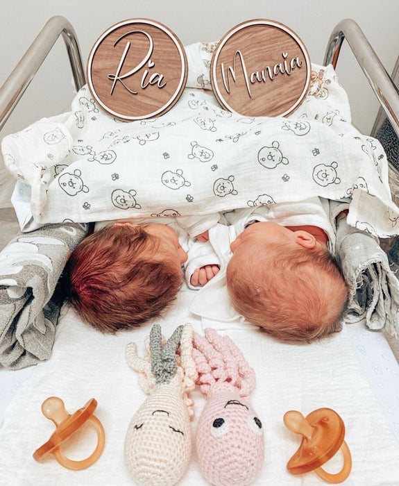 čudoviti perosnalizirani kartici iz orehovega lesa z dodatki iz topolovega lesa za dvojčiči Rio in Manaio