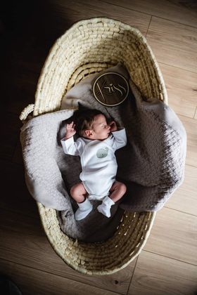 čudovita perosnalizirana kartica iz orehovega lesa z dodatki iz topolovega lesa