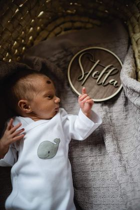 čudovita perosnalizirana kartica iz orehovega lesa z dodatki iz topolovega lesa